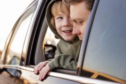 Vacanze in auto con bambini: 8 consigli per partire con serenità