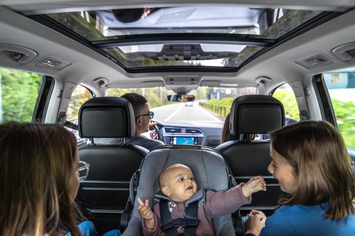 Le migliori auto da noleggiare per la famiglia family road trip with panoramic roof baby car seat reaching sister