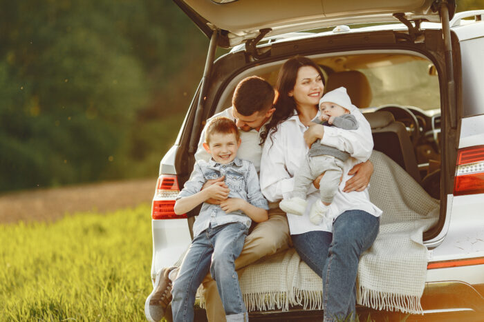 Le migliori auto da noleggiare per la famiglia family summer forest by open trunk