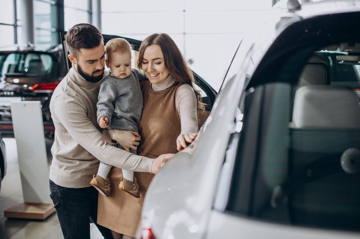 Le migliori auto da noleggiare per la famiglia family with baby girl choosing car car salon