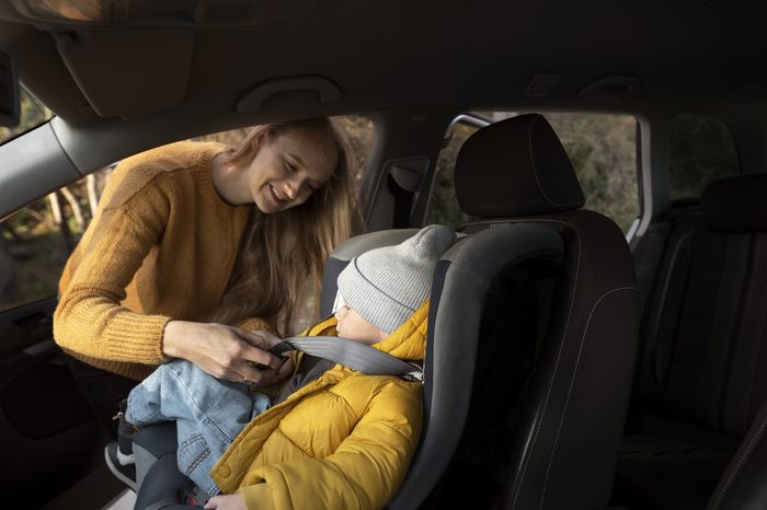 Seggiolini e trasporto bambini in auto: regole e consigli 2026 young family enjoying their trip 3