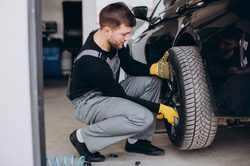 Gomme estive e invernali: obblighi, date e cosa prevede il noleggio 