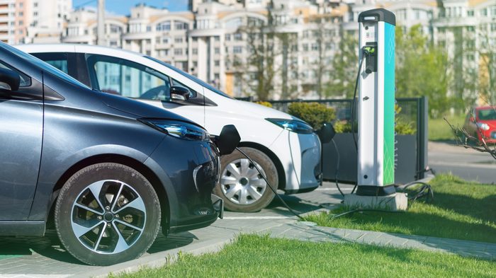 Auto elettriche a noleggio a lungo termine: convengono? two charging electric cars charge station city